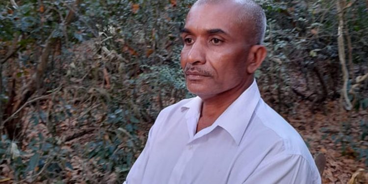 වාහනයක ආ පිරිසක් අඹන්පොළ ග්‍රාමසේවකව කපා කොටා මරලා!