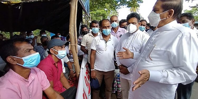 මගේ ආණ්ඩුවකින් ගොවියා අමාරුවේ දාන්නේ නෑ! මම කියන දේ මේ ආණ්ඩුව අහන්නෙත් නෑ! මහින්දානන්ද ඒදණ්ඩකවත් යන්න දන්නෙ නෑ! විමල්ලාගේ ප්‍රහාර මැද මෛත්‍රීපාලගෙනුත් උකුසු ප්‍රහාරයක්!