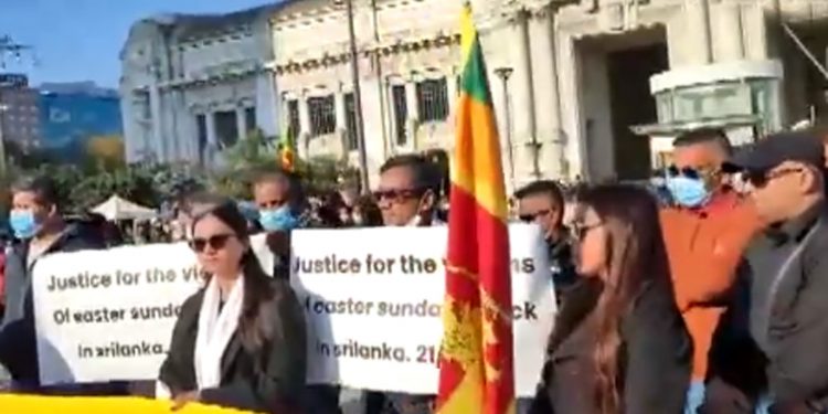 පාස්කු මහමොළකරුවන් ඉල්ලා ඉතාලි ලාංකිකයන් මිලානෝ පාරට බැස්ස හැටි! (VIDEO)