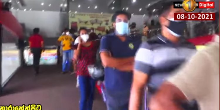 කන්න ගන්න පෝලිම්වල ඉන්න මිනිස්සු ලුණු ඇඹුල් ඇතිව කියන කතා! (VIDEO)