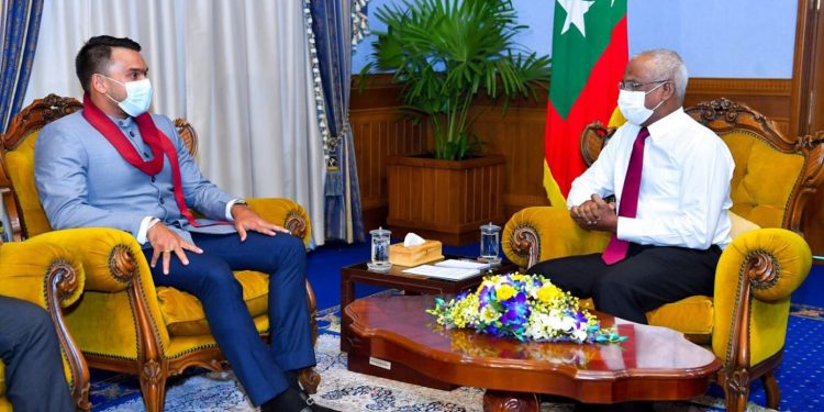 කෙන්යා ගිය නාමල් එන ගමන් මාලදිවයින් ජනපති හමුවී ෆුට්බෝල් මැච් එකකුත් බලලා!