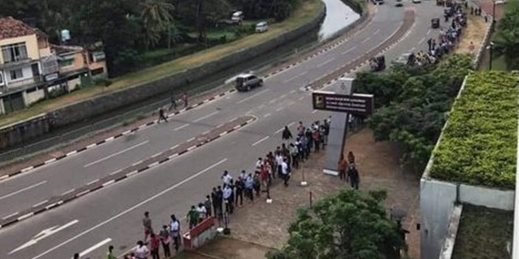 ‘හොඳටම කරලා තියෙන්නේ….!   ඉක්මනට මේකෙන් යන්ඩ ඕනේ….! ‘ රටින් යන්න පාස්පෝට් ගන්න ඉන්න පෝලිම කොහොමද? (VIDEO)