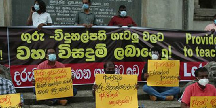 12ත් පහුවුණා! ගුරුවරු පාරට බැස උද්ඝෝෂණය පටන් ගනී! ඇමැති තවම ඇක්ෂන් එකක් අරන් නෑ! (VIDEO)