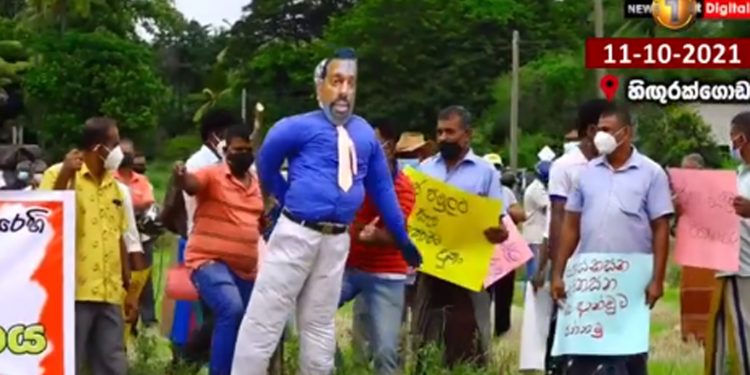 ගොවි විරෝධය දරුණු වෙයි! මහින්දානන්දව පඹයෙක්ට අන්දා ගිනි තියයි! (VIDEO)