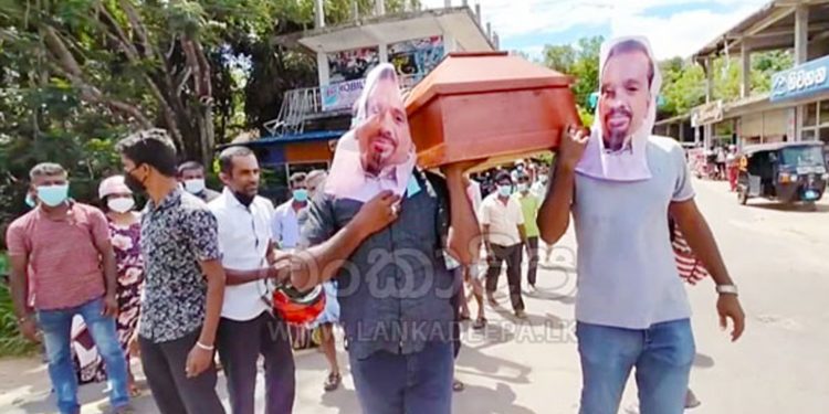 ගොවීන් 600ක් මිනීපෙට්ටි අරන් ඇලහැර පාරට බහියි!