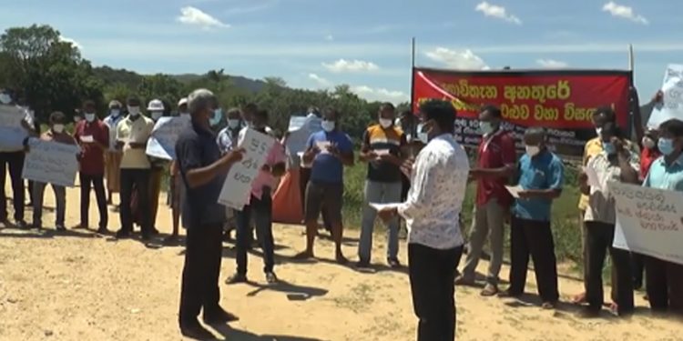 රැවැට්ටුවා රැවැට්ටුවා ගොවි ජනයා රැවැට්ටුවා…! නිකම් පොහොර දෙනව කියලා අපෙ ගොවියව රැවැට්ටුවා…! (VIDEO)