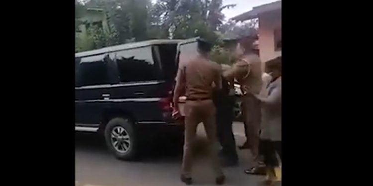 බීලා පුද්ගලයෙකුට පහර දෙන තවත් පොලිස්කාරයකුගේ වීඩියෝ එකක් එළියට එයි! (VIDEO)