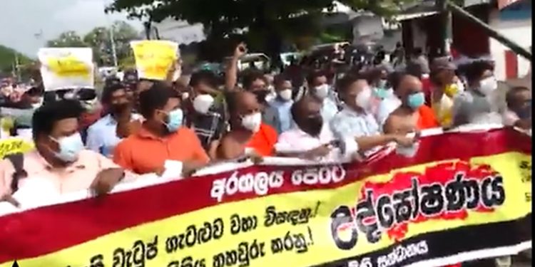 ඉස්කෝලේ ගිහින් ළමයින්ට උගන්වලා 1.30න් පස්සෙ කොටුවට ඇවිත් සටන් කරනවා! (VIDEO)