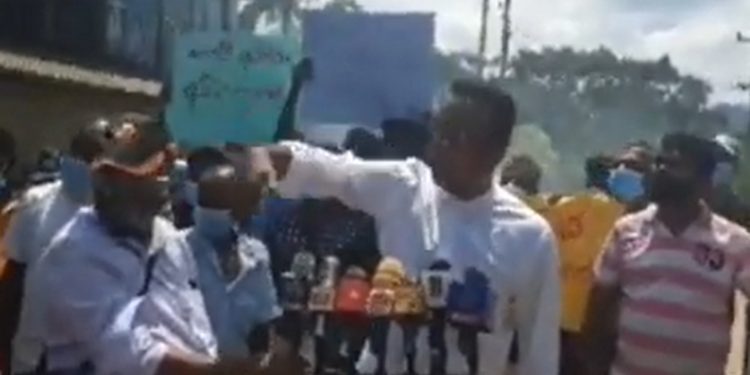 ‘බුද්ධි අංශයෙන්’ මනූෂගේ රැස්වීම වීඩියෝ කරන්න ඇවිත් වෙච්ච ‌ඇබැද්දිය!  (VIDEO)