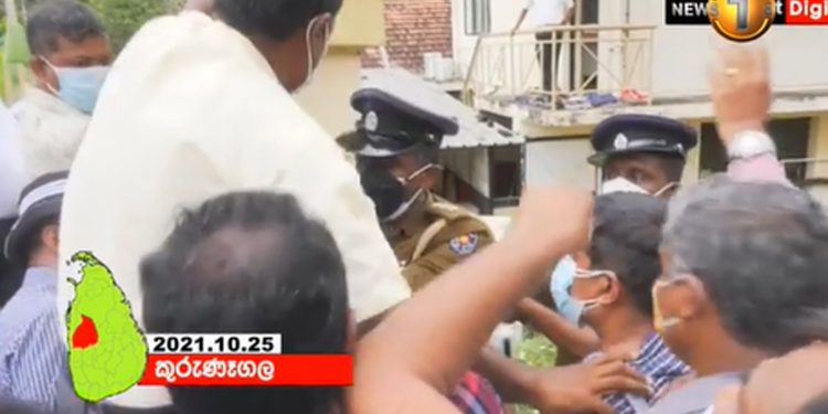 කොල්ලුරේට මාර වැඩේ වුණේ! පක්ෂෙත් නැති වුණා කියපුවා කරන්නත් බැරි වුණා! අන්තිමට කාමරෙන් එළියට එන්නත් බැරි වුණා! (VIDEO)