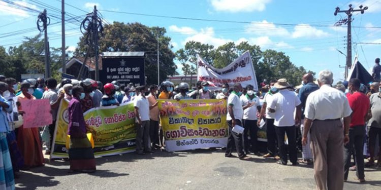 මෛත්‍රීපාලගේ ගමෙන් සටන ඇරඹෙයි! පොහොර ඉල්ලා ගොවීන් 5000ක් මින්නේරිය පාර වසා ‌ උද්ඝෝෂණයක! වාහන පැය ගණනක් එක තැන!