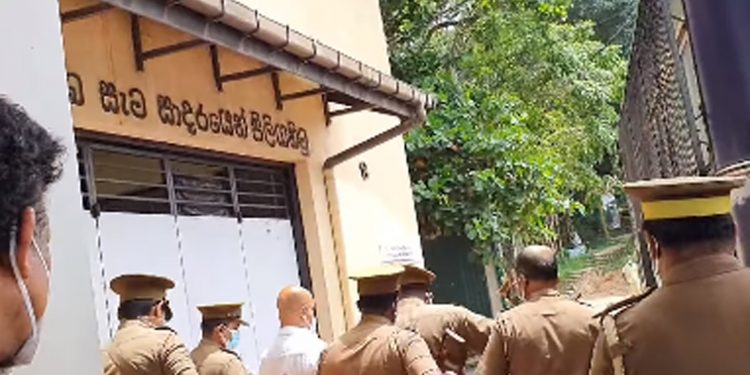 මිනීමරපු එවුන් බැංකු කඩපු එවුන් නිදැල්ලේ සිටිද්දී මහා අපරාධකාරයෙක් වගේ රන්ජන්ව ගෙනියන හැටි බලන්න! (VIDEO)