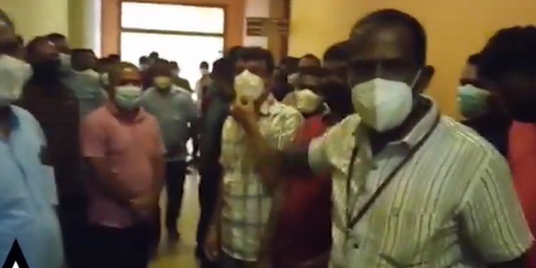 මතකද මර්වින් සිල්වාගේ සිද්ධිය! ඔන්න රූපවාහිනිය ආයෙත් ඇවිස්සිලා! මේ සැරේ කවුරු ගුටිකයිද? (VIDEO)