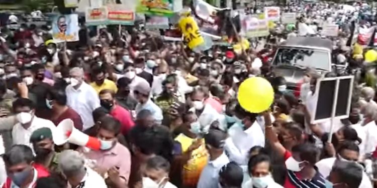 මහ සෙනගක් එක්ක සජිත් මහනුවරට එයි! ආණ්ඩුවට පතුරු යන්නම පහර දෙයි! (VIDEO)