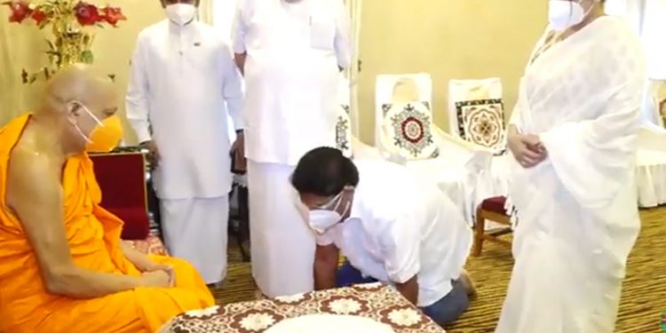 සජිත් හදිසියේම මල්වතු-අස්ගිරි මහනාහිමිවරුන් බැහැ දකින්න ගිහින් මොනවද කිව්වේ? (VIDEOS)