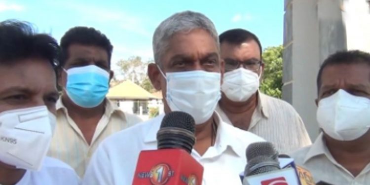 ෆීල්ඩ් මාෂල් සමග මන්ත්‍රී පිරිසක් රන්ජන් බලන්න යයි! (VIDEO)