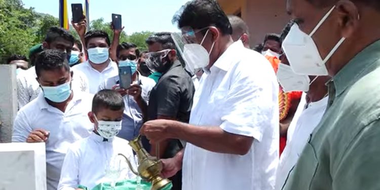 සජබෙ අලුත් පක්ෂයක්! අලුත් බලවේගයක්! අපි ආණ්ඩුවේ හිටියත් විපක්ෂයේ හිටියත් රටට වැඩ කරන පක්ෂයක්! සජිත් අලුත් තියරියක් දෙයි! (VIDEO)