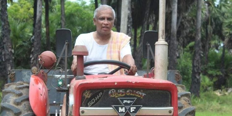සුමන්තිරන් මන්ත්රීකම අතාරියි? කිලිනොච්චියේ කුඹුරු රස්සාව තෝරාගනී! (PHOTOS)