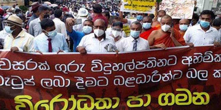 21 ඉස්කෝලේ ඇරගන්න! හැබැයි අපි එන්නෙ නෑ! විදුහල්පතිවරු අධ්යාපන ලේකම්ට දැනුම් දෙයි!