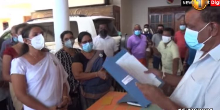 චන්ද්‍රසේනගේ ගෙදරට ආ මව්වරු ගුරුවරුන්ට පාඩමක් උගන්වන්න ලෑස්ති වෙයි! මන්ත්‍රීවරු අරන් ඇවිත් අපිට තර්ජනය කරන්න හදන බවට අනුරපුර ගුරුවරුන්ගෙන් චෝදනා! (VIDEO)