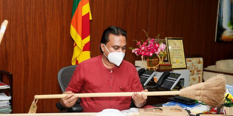 ආණ්ඩුවේ පක්ෂ 11ක් හෙට එකම වේදිකාවක එකම සටනකට මුල පුරයි!