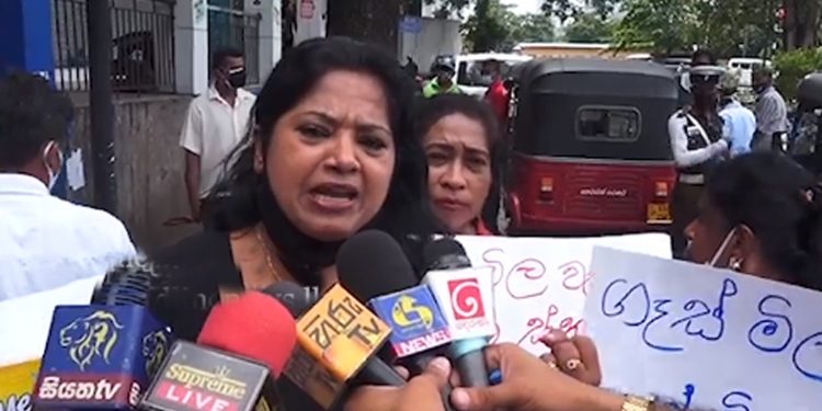 මැද කොළඹ කාන්තාවෝ මහපාරේ කිරිබත් කයි! (VIDEO)