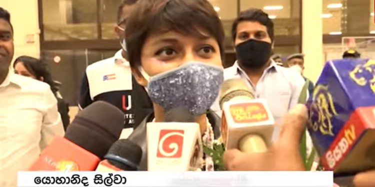 ලෝකෙම හොල්ලපු යොහානි ලංකාවට එයි! යද්දී නොතිබුණු පිළිගැනීමක් කටුනායකදී ලැබෙයි! (VIDEO)