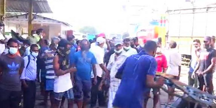 රුපියල් 15ක් ඉල්ලා නාට්ටාමිලාත් පාරට බහී!
