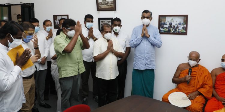 තාත්තාට ගැහුවා වගේම මටත් මඩ ගහන්න පටන් අරන්! ඒවා කරන සර්පයා ගැනත් සජිත් කියයි! හරීන්ටත් ඒ සර්පයාගෙන් පරිස්සම් වෙන්නත් කියයි! (VIDEO & PHOTOS)