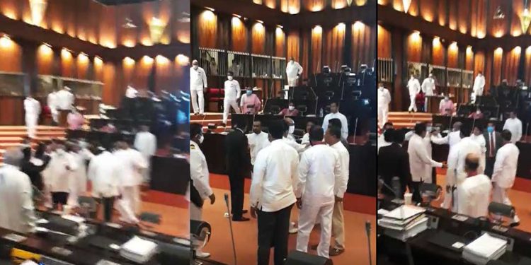කාන්තාවන්ට අපහාස කළ තිස්ස කුට්ටි නූලෙන් ගුටි නොකා ‌බේරෙයි! (VIDEO)