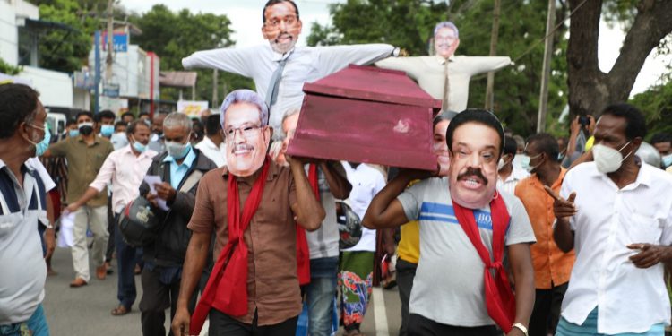 සජිත් මහවැස්සේම යයි! මිනිස්සුත් මහවැස්සේම එයි! ගල්ගමුවත් මහපාරට! (PHOTOS & VIDEO)