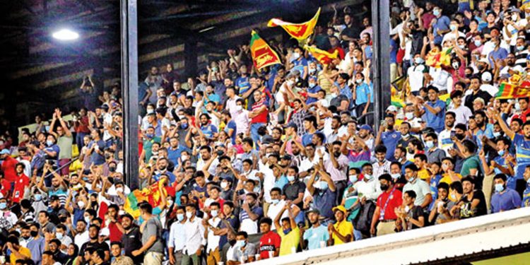 අගමැතිගේ උපන්දිනයට 2000ක් එක්ක කුරුදුවත්ත පොලීසිය ඉස්සරහ ගහපු ෆුට්බෝල් මැච් එක පොලීසිය දැකලත් නෑ – සෞඛ්‍ය අධ්‍යක්ෂ ජෙනරාල් දැකලත් නෑ! (VIDEO)