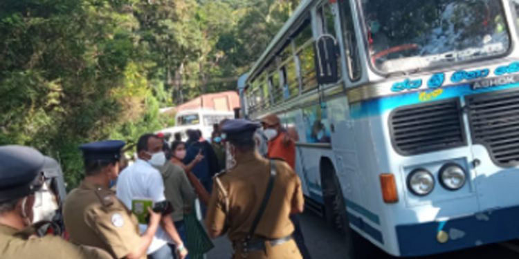 පොලිසිය බස් නවත්වන හැටි! සෙනග බස්සන හැටි! (PHOTOS & VIDEO)