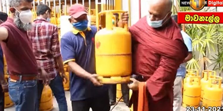 පන්සලේ ගෑස් එකත් ඉවර වෙයි! ගෑස් නැතිව හාමුදුරුවොත් ගෑස් පෝලිමේ! (VIDEO)
