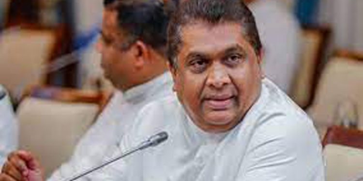 මුලදි හිනාවුණා! ඊටපස්සේ බොරු කිව්වා! ඔන්න දැන් පිළිගන්නවා! ඒ විතරක් නෙමෙයි පුපුරන එක නවත්වන්න උදවුත් ඉල්ලනවා! (VIDEO)