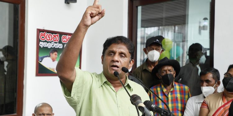 ජනාධිපති අඩියක් පස්සට ගනීද? නැත්නම් බළකාය විසුරුවා හරීද? (VIDEO)