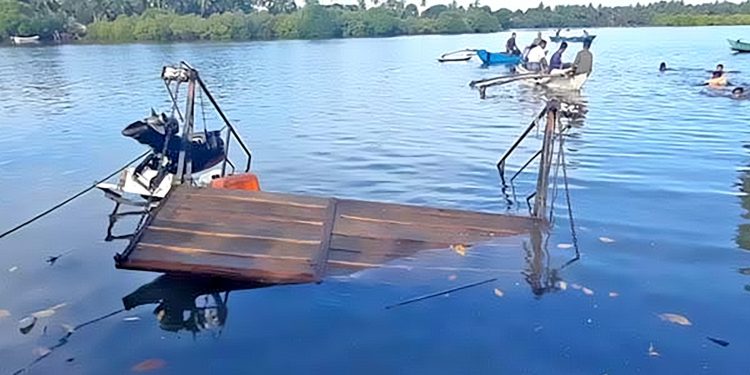 පාරුවක් පෙරලී 6ක් මරුට! 11ක් රෝහලේ!