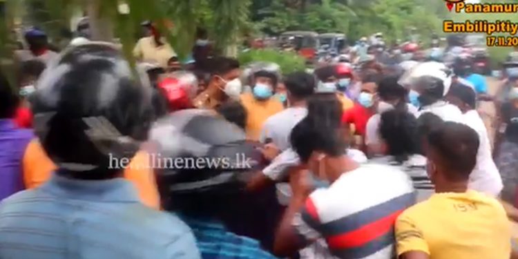 ගම්මු පනාමුර පොලිසිය වටකරන වීඩියෝව එළියට එයි! පොලිස් නිලධාරීන්ටත් පහර දෙයි! (VIDEO)