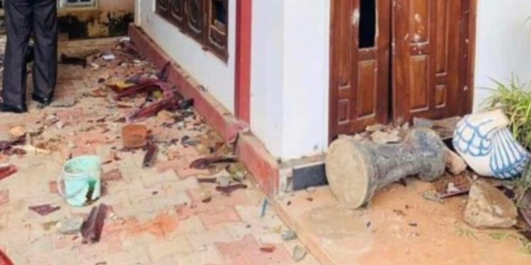 සජබෙන් පාර්ලිමේන්තු ඇවිත් ආණ්ඩුවට ඡන්දෙ දුන් මන්ත්රීගේ නිවසට මිනිස්සු පහරදෙයි… (VIDEO)