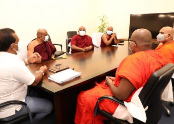 නොපෙනී හිටපු සිහල රාවයේ හා රාවණා බලයේ හාමුදුරුවරු එළියට එයි! ගොවීන් ළඟට ගොස් ආණ්ඩුවේ වැඩේට සහාය අරන් දෙන්නත් පොරොන්දු වෙයි!