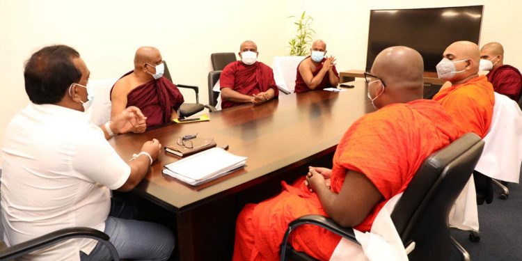 නොපෙනී හිටපු සිහල රාවයේ හා රාවණා බලයේ හාමුදුරුවරු එළියට එයි! ගොවීන් ළඟට ගොස් ආණ්ඩුවේ වැඩේට සහාය අරන් දෙන්නත් පොරොන්දු වෙයි!
