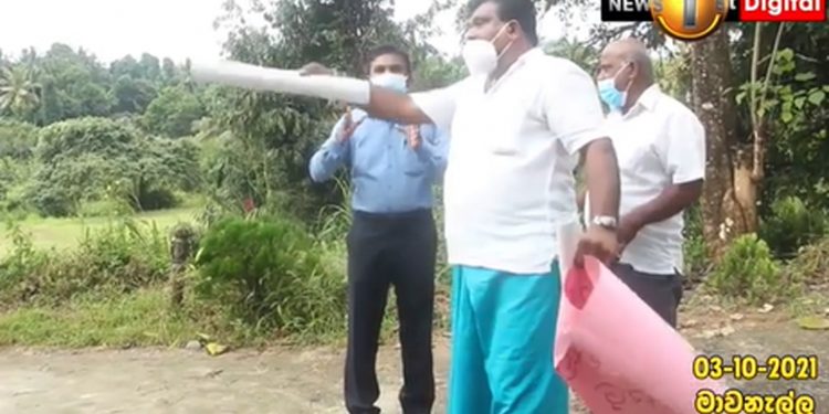 ගුරු-දෙමාපිය උද්ඝෝෂණය මැද්දට මාවනැල්ල උපසභාපති පනී! දෙමව්පියන් එළවා දමයි! (VIDEO)