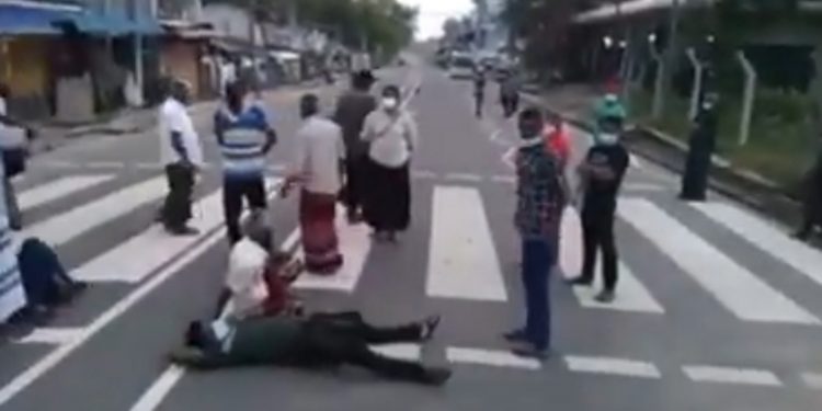 සජිත්ගේ බලවේගයට කොළඹට එන බස් හැම තැනම පොලිසියෙන් නවත්වයි! (VIDEO)