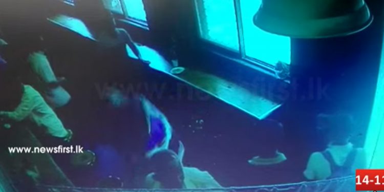 පුදුම රටක්..! මේ බලන්න මහ දවල් ප්‍රසිද්ධියේ කොල්ලෙකුට පහර දෙන හැටි! ගුටි කාපු කොල්ලා මරණයටත් පත් වෙලා! (VIDEO)