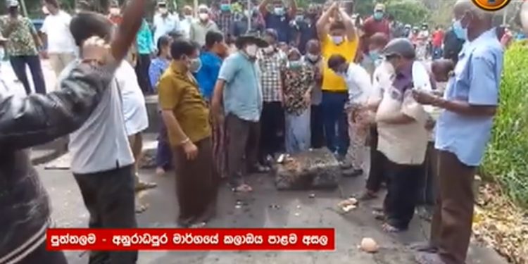 පොලිසිය මහපාරේ යකඩ උල් තබා බස් නවත්වයි! උද්ඝෝෂකයන් පාර මැදම ආණ්ඩුවට එරෙහිව පොල් ගසා විරෝධය පළ කරයි! (VIDEO)