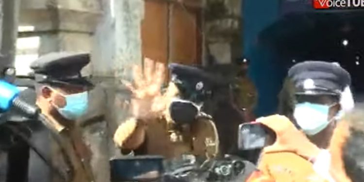 රහස් පොලිසිය ඉදිරිපිට කලබලයක්! (VIDEO)