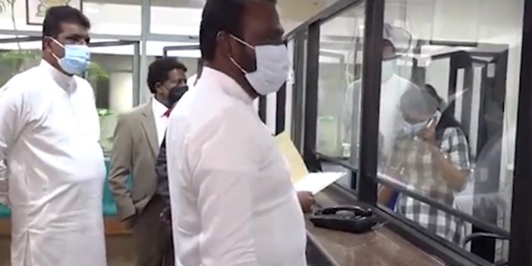 රට වටේම පුපුරන ගෑස් ටැංකිත් අරන් සජබෙ පාරිභෝගික අධිකාරියට යයි! (VIDEO)