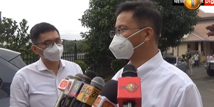 චීන අසූචි නැව චීනුන්ට ඕන විදිහට පරීක්ෂා කරන්නද මේ හදන්නේ…! (VIDEO)