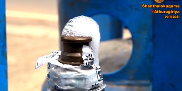 කඩන කඩන ගෑස් එක ලීක්! මේක නම් සාපයක් මහත්තයෝ..! (VIDEO)