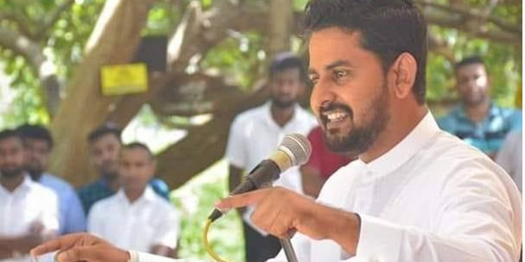 සියයට අසූවක් මේ රට කෑවේ රාජ්ය සේවකයන්! සියලුම අමාත්යංශවල හොරු ඉන්න යුගයක් මේක! ආණ්ඩුවෙන් යළිත් රාජ්ය සේවකයන්ට දරුණු ප්රහාරයක්! (VIDEO)